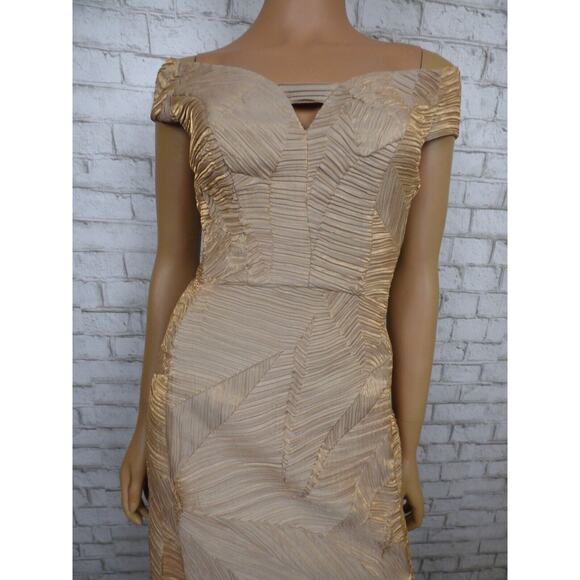 $690 Black Halo Eve Gold Metallic Harrow Off Shoulder Sheath Gown 2 NWT - Picture 2 of 16